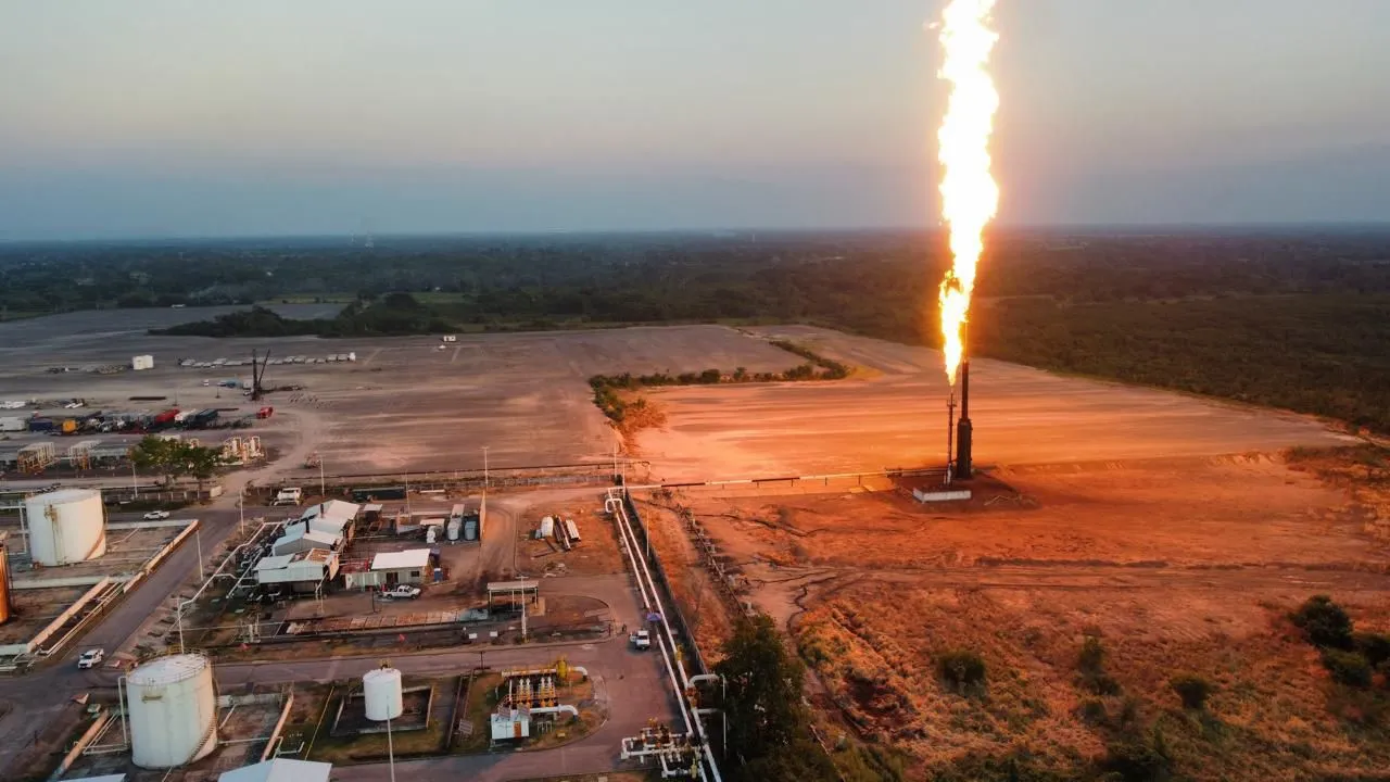 Vista aérea de instalación energética con quemador en operación